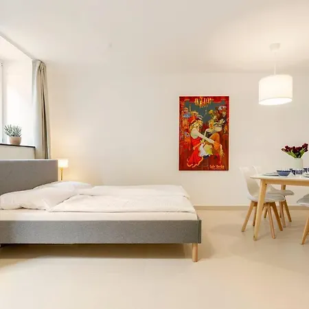 Apartment Sleek Design In Trendy Mitte