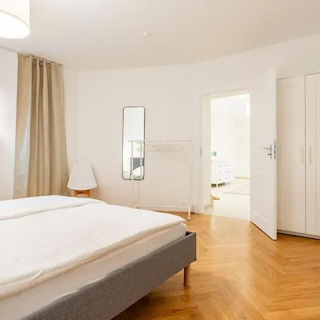 Sleek Design In Trendy Mitte *
