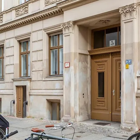 Sleek Design In Trendy Mitte *