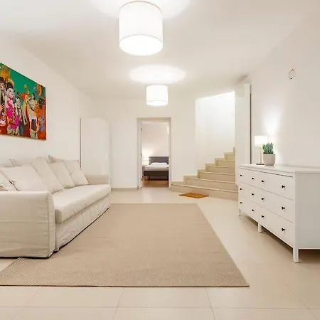 Sleek Design In Trendy Mitte Apartment *